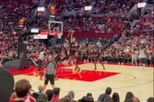 想什么呢？開拓者后衛(wèi)單手欲挑戰(zhàn)楊瀚森 小楊大帽拒絕+長傳格蘭特