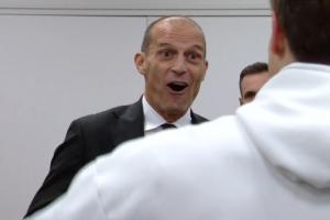 重回都靈安聯(lián)球場(chǎng)！阿萊格里笑容燦爛，與伊爾迪茲擁抱