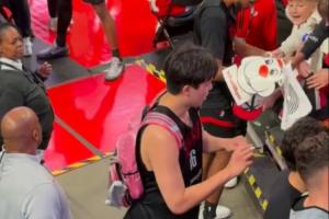 這手速得練練了??楊瀚森背著尬舞時的粉色包包 給場邊球迷簽名