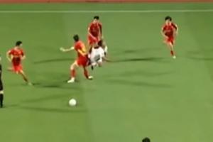 亂！裁判漏判廣西點球→黃威犯規(guī)導致自己重傷→VAR介入但黑屏！