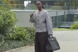 這是什么造型??卡馬文加到法國隊(duì)報(bào)到：馬褂+闊腿褲+手提皮包