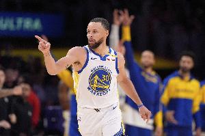 假期沒落下學(xué)習(xí)！庫里首節(jié)5中4&三分3中2轟11分&命中沒站穩(wěn)三分