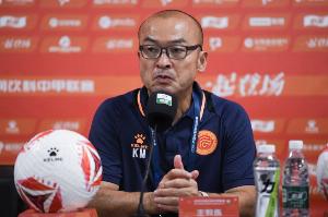 阿薩莫阿被推撞到廣告牌！前田浩二怒批：重慶這么想贏？不丟人嗎