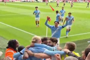 ??細！羅德里慶祝時招呼兩名隊友留在對方半場，防止對手開球