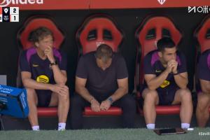 你也不敢看??！萊萬罰點前，弗里克低頭不敢看，隨后萊萬離譜打偏