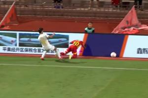 仍無法杜絕危險？國際足聯(lián)規(guī)定：廣告牌距離邊線至少需1米