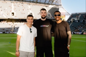 忙里偷閑！祖巴茨&博格丹&柯林斯觀看同城球隊洛杉磯FC比賽！