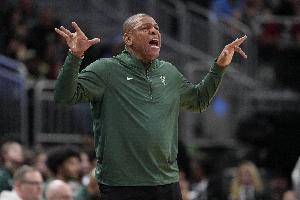 可不是開玩笑的！雄鹿全場20人獲出場機會兌現(xiàn)里弗斯賽前承諾