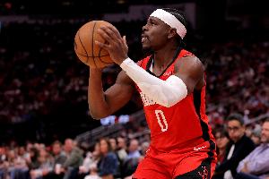 鐵！阿隆-霍勒迪12投2中&三分9中2得到8分4板3助 出現(xiàn)3失誤