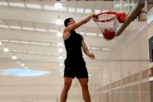 職業(yè)球員VS網(wǎng)紅球員！周楷恒和兩位NBL球員進行10秒車輪單挑