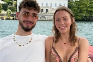 容光煥發(fā)！申京秀恩愛：帶女友在意大利度假??