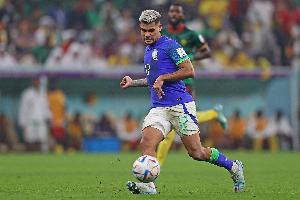 飛行途中窗戶破裂！巴媒：吉馬良斯、喬林頓與巴西隊(duì)匯合行程受阻