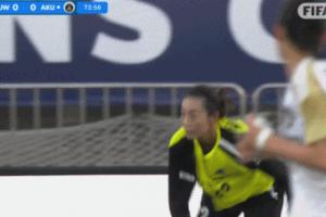 太可惜了！王霜精彩過門將打空門得手，VAR介入裁判示意越位在先