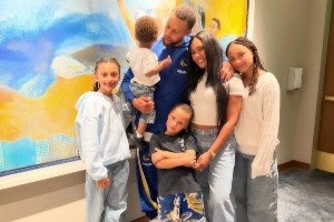 幸福的一家！庫(kù)嫂曬照狂撒狗糧 全家6口甜蜜出鏡！