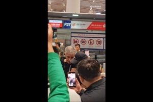 記者：部分國(guó)安球迷前往機(jī)場(chǎng)為塞蒂恩送行，張?jiān)春瑴I送別