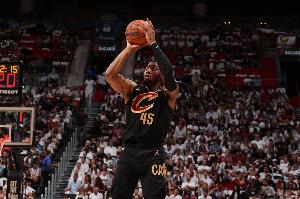 小試牛刀！米切爾半場(chǎng)5中3拿到7分1板2助2斷