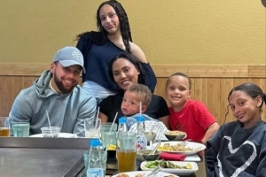 美媒曬庫里一家6口聚餐合照！時間都去哪了？