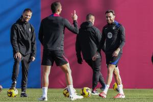 世體：巴薩球員進(jìn)行了本周的最后一次訓(xùn)練，弗里克再次缺席訓(xùn)練