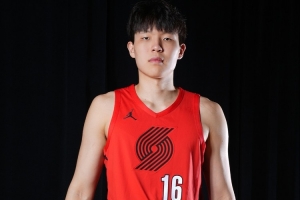 媒體人：楊瀚森首節(jié)打得有點(diǎn)狼狽 轉(zhuǎn)換速度快 跟著跑體能迅速下降