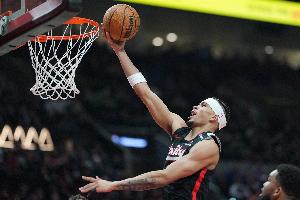 三分手感不錯(cuò)！卡馬拉半場(chǎng)三分7中4射落12分 另有3板2助