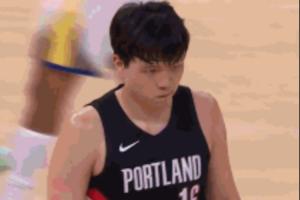 無奈！楊瀚森犯滿被罰下后歪頭噘嘴 表情略顯沮喪