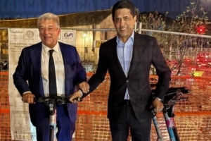 馬卡：拉波爾塔與納賽爾使用滑板車(chē)，結(jié)伴參加晚宴