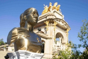 每體：藝術(shù)家為邦馬蒂制作金色半身像，慶祝她連續(xù)三年獲得金球獎(jiǎng)