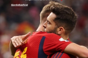 奧爾莫社媒致敬阿爾巴：感謝你的妙傳和助攻，球場內(nèi)外皆是楷模