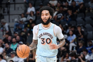 三分很準但犯規(guī)也很多！尚帕尼半場三分4中4拿12分 有4次犯規(guī)