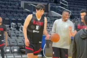 ??我轉(zhuǎn)悠！楊瀚森訓(xùn)練投進(jìn)三分后 一路散步跟倆助教互動(dòng)