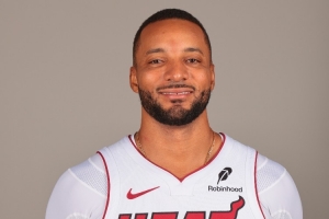 手感一般般！鮑威爾上半場7投2中 5罰5中砍下9分2助攻&正負(fù)值-14