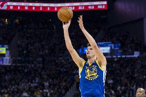 美記：堅守到最后的現(xiàn)場球迷為勇士年輕球員起立送上了掌聲