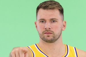 東契奇組織團建！艾頓：球隊全明星來照看隊伍 我也是第一次經(jīng)歷