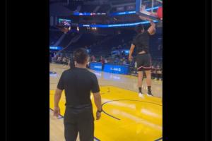 開拓者隊記發(fā)楊瀚森賽前扣籃視頻并配中文：把它扔下來 大個子