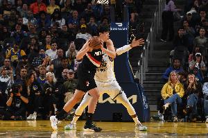 交學(xué)費(fèi)了！楊瀚森NBA生涯季前賽首秀6犯離場 得4分4板1助4失誤