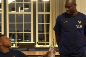 首次入選法國隊(duì)！馬特塔唱歌忘詞，姆巴佩給他遞瓶子當(dāng)麥克風(fēng)