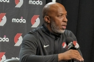 比盧普斯：不覺得楊瀚森今晚表現(xiàn)很糟 勇士不好打&他會慢慢適應(yīng)的