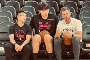 今日迎季前賽首秀！楊瀚森賽前認(rèn)真接受助教斯普利特指點(diǎn)