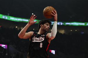 發(fā)揮穩(wěn)定！阿夫迪亞半場(chǎng)8中4&三分5中2拿到13分6板2助1帽