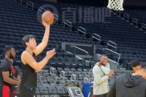 手感柔和！今日上午的投籃訓(xùn)練：楊瀚森苦練左手小拋投