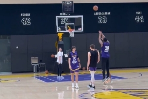 小里挺鐵~里夫斯、八村塁和克內克特訓練結束后加練三分球