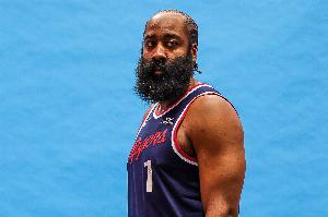 穿針引線！哈登半場3投2中&罰球2中1 得到5分2板9助