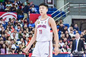 國產(chǎn)神射！劉顏誠半場三分球4投全中 轟下12分助隊緊咬比分