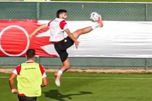 這球感絕了！K77面對(duì)來(lái)球騰空跳起，用腳面穩(wěn)穩(wěn)停球