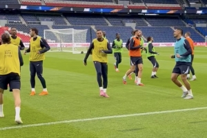 記者：姆巴佩順利參加了球隊(duì)合練，明天世預(yù)賽是否首發(fā)有待觀察