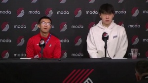 還要我教你做事??！楊瀚森指導(dǎo)克里斯：你要（對著話筒）翻譯啊