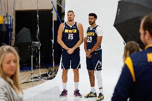 約基奇：我覺(jué)得卡梅隆-約翰遜總在勉強(qiáng)自己融入 他不必刻意迎合