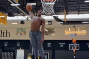 極度舒展！湖人新秀阿杜自拋?zhàn)钥?墊步起飛單臂轟炸籃筐！