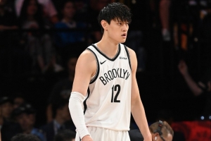 小曾打10分鐘！媒體人：難有人情世故出現(xiàn)在季前賽 都為合同而拼