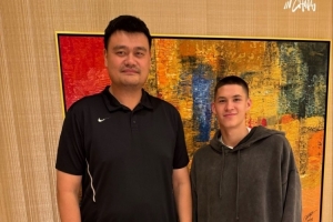 誰來都得變成小矮人！籃網(wǎng)官方曬姚明與新秀杰明合影